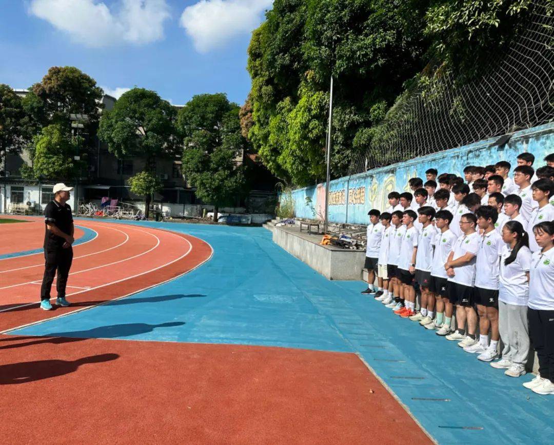 专业足球培训学校开学季，学员热情备课